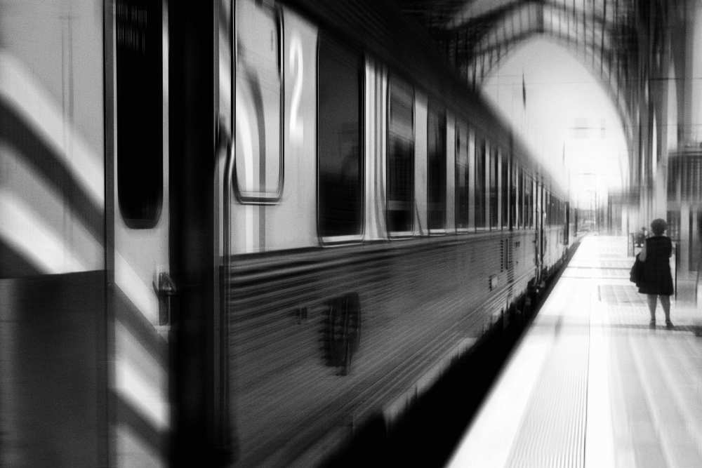 last train leaving paris a Rui Correia