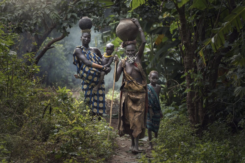 Ethiopian Suri tribes a Sarawut Intarob