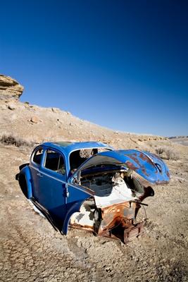 abandoned blue car a Sascha Burkard