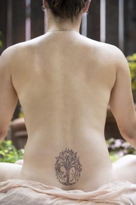 Back of a nude woman meditating a Scott Griessel