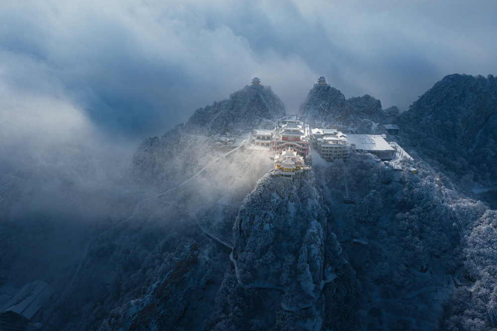 The palace above the clouds a Simoon