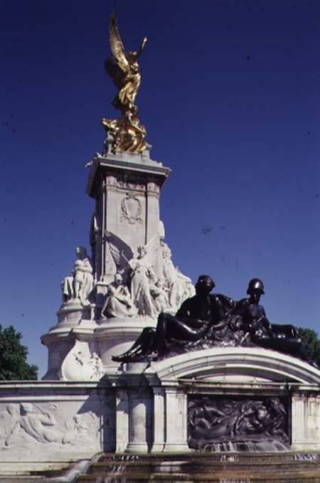 Victoria Monument designed by Sir Aston Webb (1849-1930) a Sir Thomas Brock