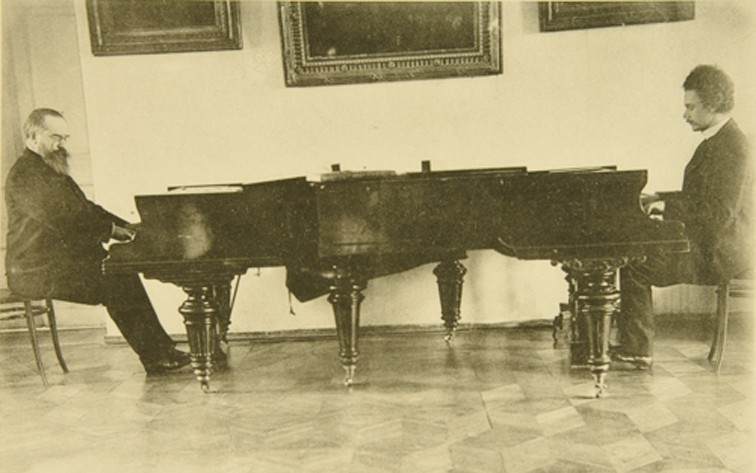 Composers Sergei Taneyev and Alexander Goldenweiser play the piano a Sophia Andreevna Tolstaya