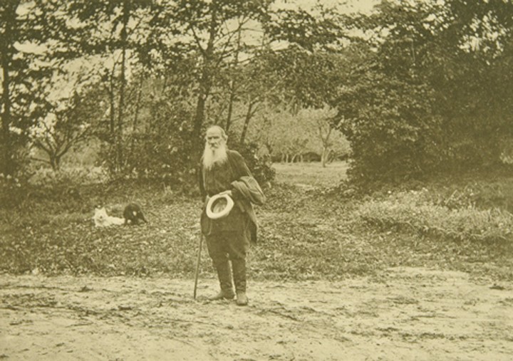 Leo Tolstoy walking in Yasnaya Polyana a Sophia Andreevna Tolstaya