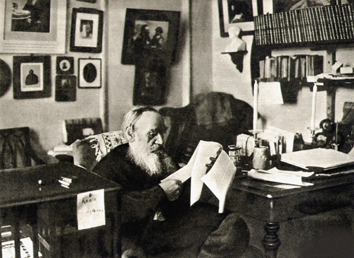 Leo Tolstoy in his studio. Yasnaya Polyana a Sophia Andreevna Tolstaya