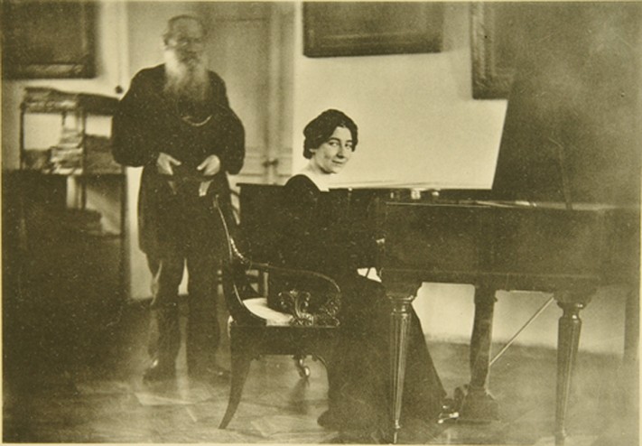 Leo Tolstoy with the harpsichordist Wanda Landowska (1879-1959) a Sophia Andreevna Tolstaya