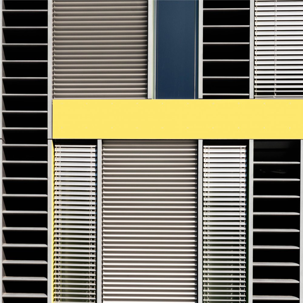 graphic facade with a yellow accent a Stephan Rückert