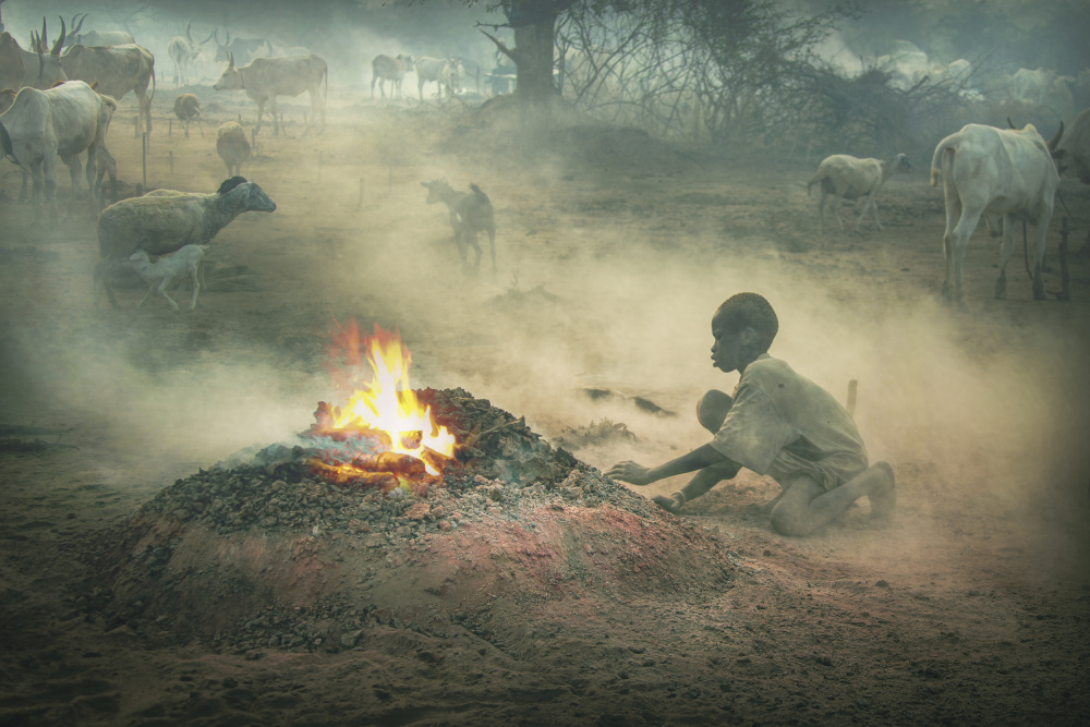 MUNDARI-SOUTH SUDAN Boy and his fire a Svetlin Yosifov
