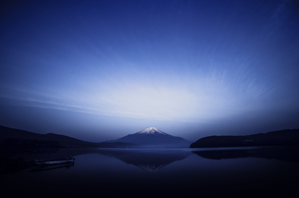 Early morning blue symbol a Takashi Suzuki