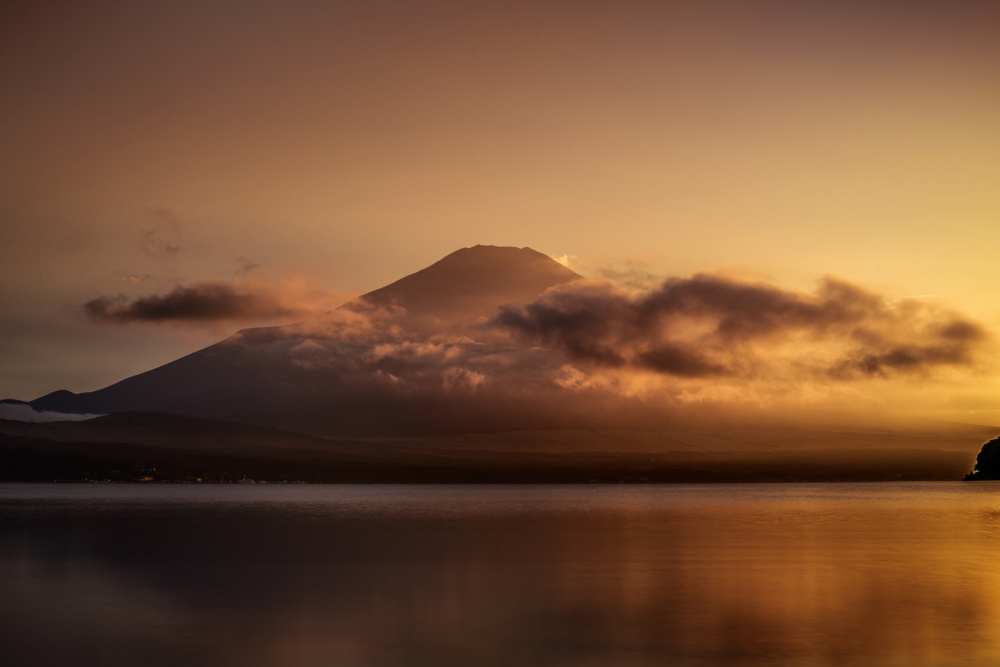 Mt. Fuji from Lake Yamanaka a Takashi Suzuki