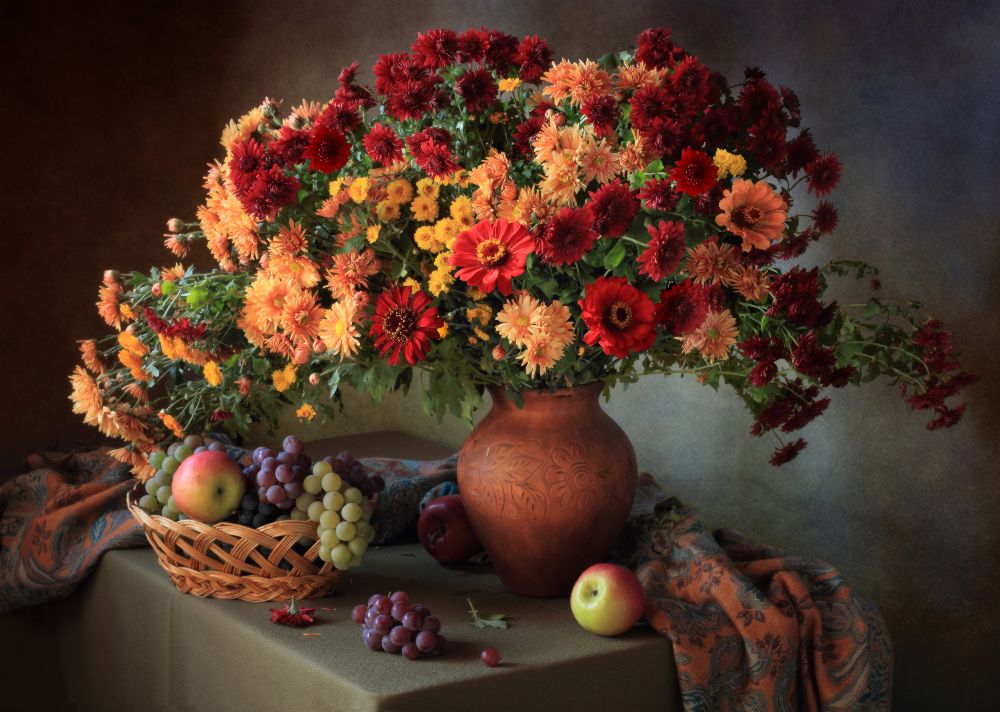 Still life with a bouquet of chrysanthemums and fruit a Tatyana Skorokhod (Татьяна