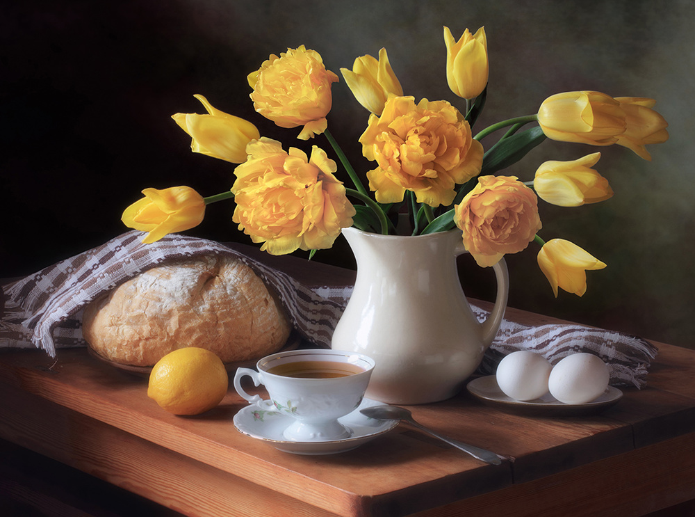 Still life with a bouquet of yellow tulips a Tatyana Skorokhod (Татьяна