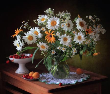 Still life with daisies and berries