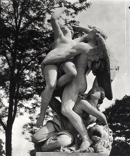 Saturn Abducting Cybele, allegory of Earth, photographied in the Jardin des Tuileries, Paris a Thomas Regnaudin