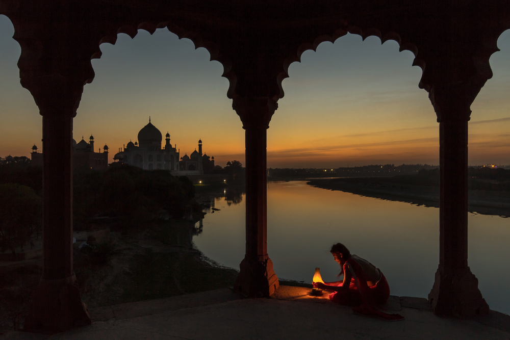 Illuminating the Taj a Thomas Siegel