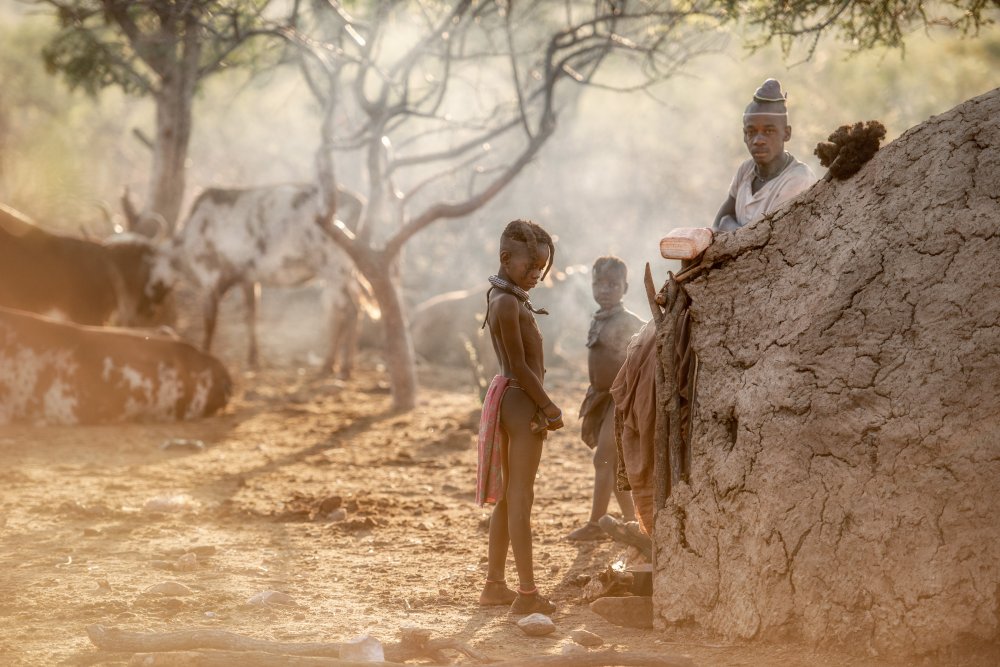 Dawn in a Himba village a Trevor Cole