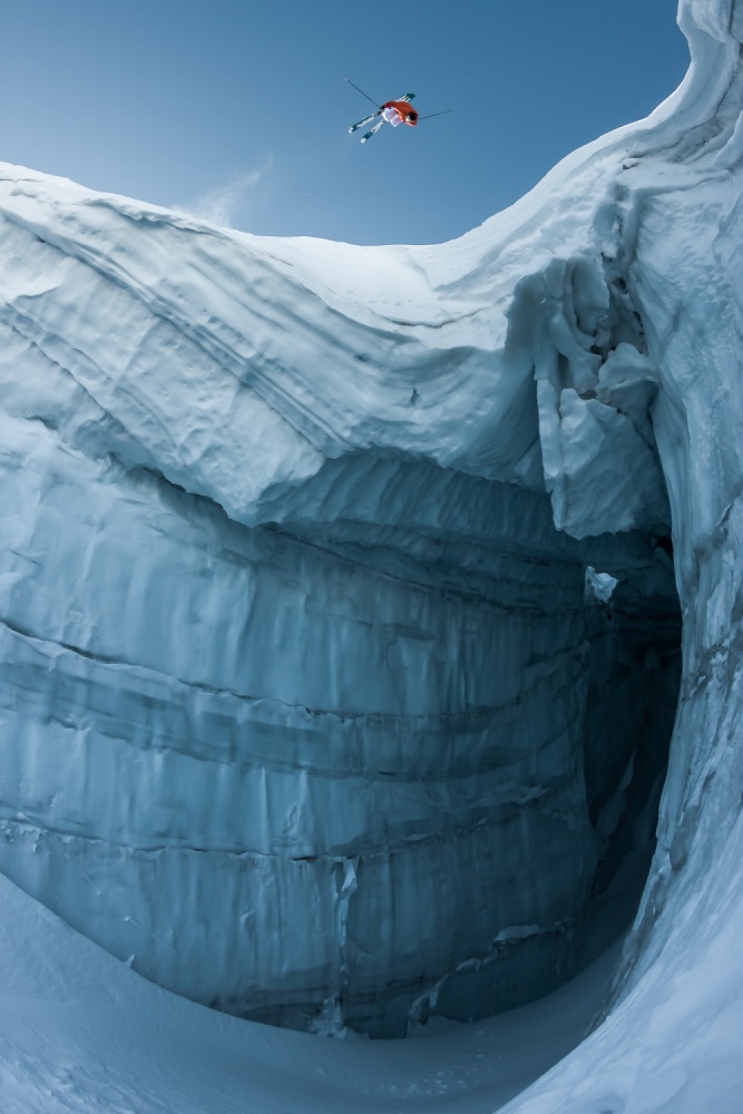 Frontflip above the crevasse with Guerlain Chicherit a Tristan Shu