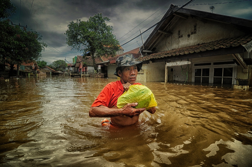 in the middle of the flood a Ujang Ubed