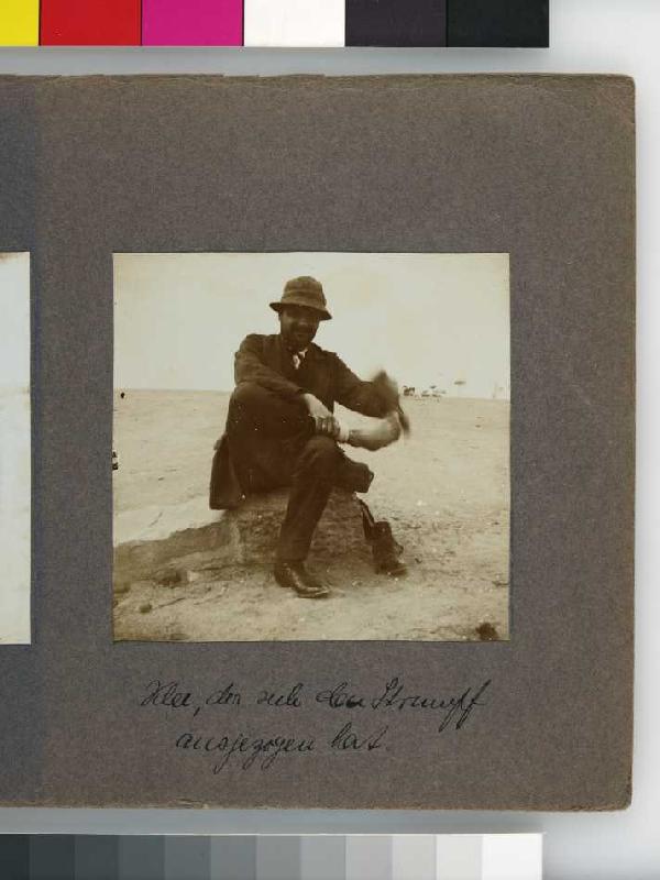 Fotoalbum Tunisreise, 1914. Blatt 6, Vorderseite rechts: beschriftet "Klee, der sich den Strumpf aus a Unbekannter Künstler