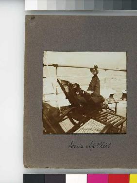 Fotoalbum Tunisreise, 1914. Blatt 5, Rückseite links: Moilliet im Liegestuhl, beschriftet "Louis Moi