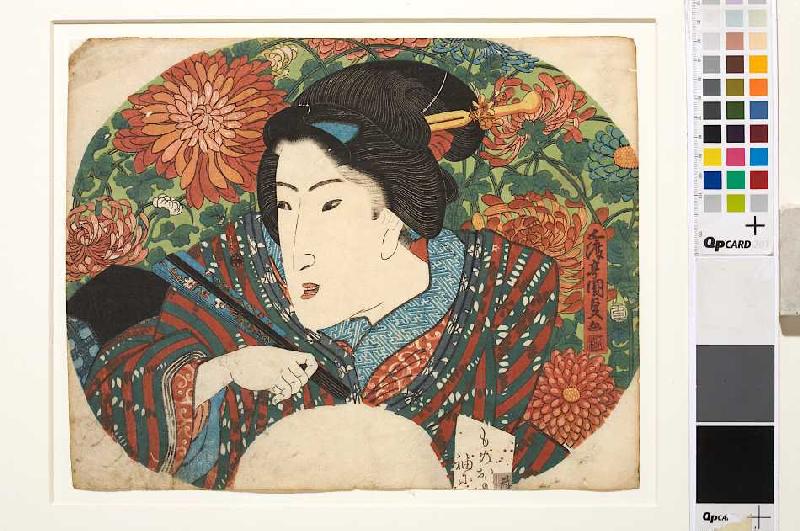 Porträt einer Dame mit geschlossenem Fächer vor Chrysanthemen a Utagawa Kunisada