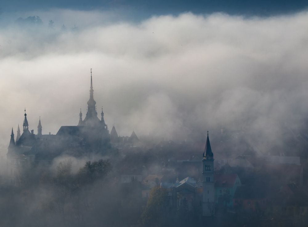 Dense fog over old town a Vio Oprea