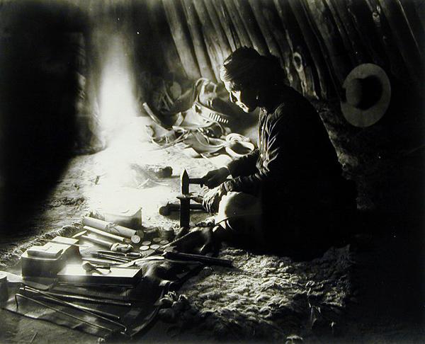 Navaho silversmith, c.1915 (b/w photo)  a William J. Carpenter