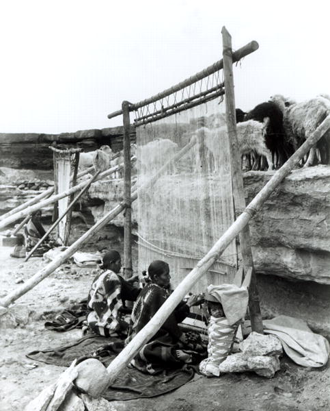 Navajo weavers, c.1914 (b/w photo)  a William J. Carpenter