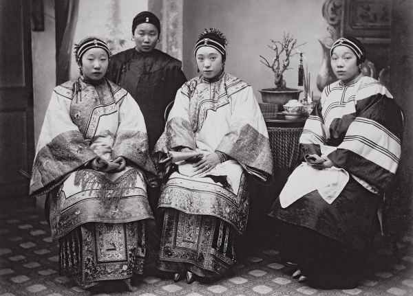 Chinese Women, c.1880 (albumen print)  a William Saunders