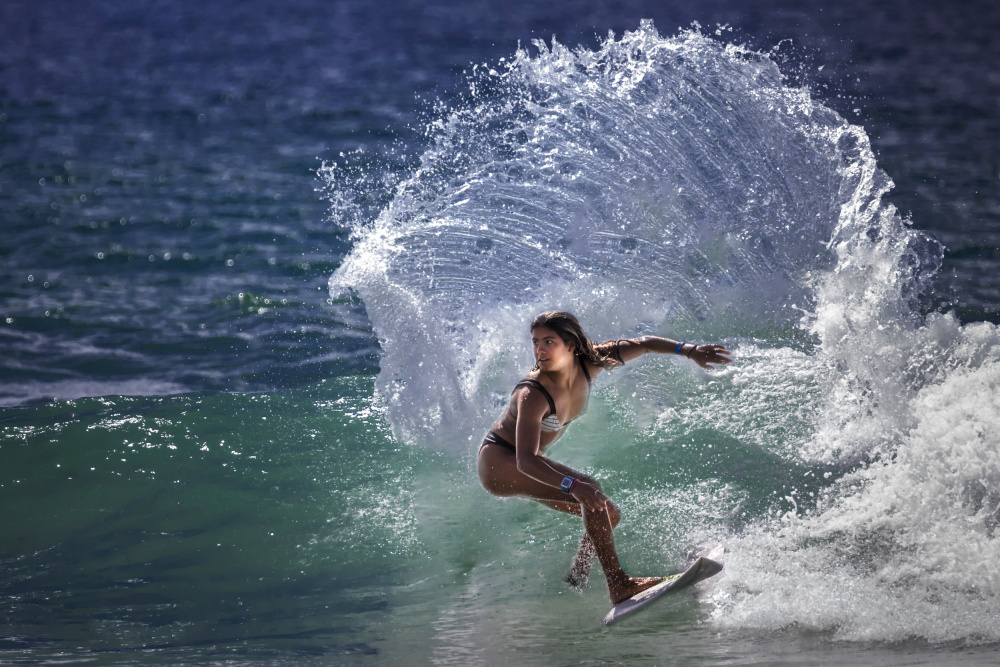 Surfing Girl a Yun Thwaits