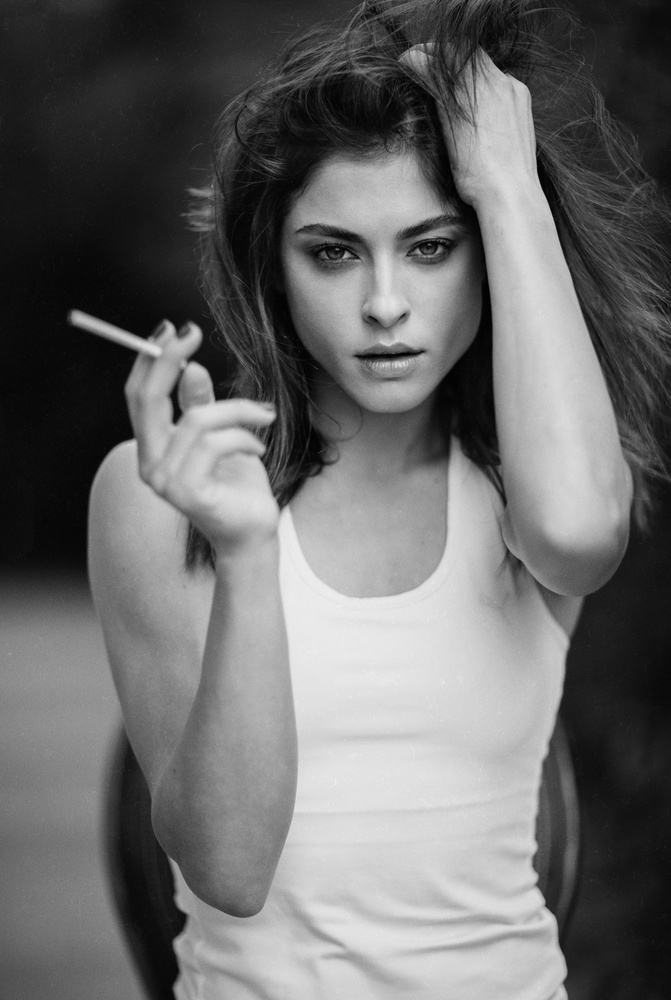 Alicia does not smoke. a Zachar Rise
