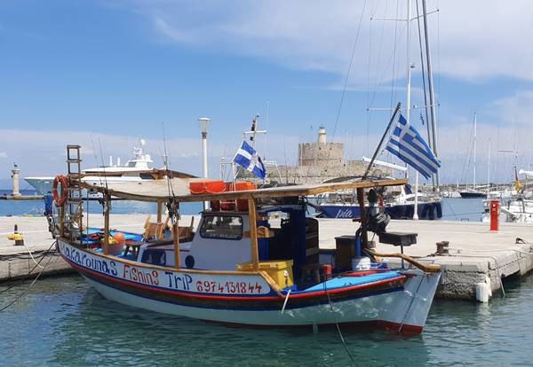 Fischerboot im Yachthafen von Rhodos a zamart